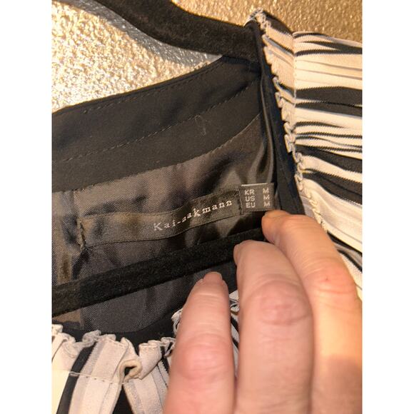 Kai-Aakmann Preppy Academia Kawaii Black White Pleated Collar Shift Dress - Picture 5 of 9